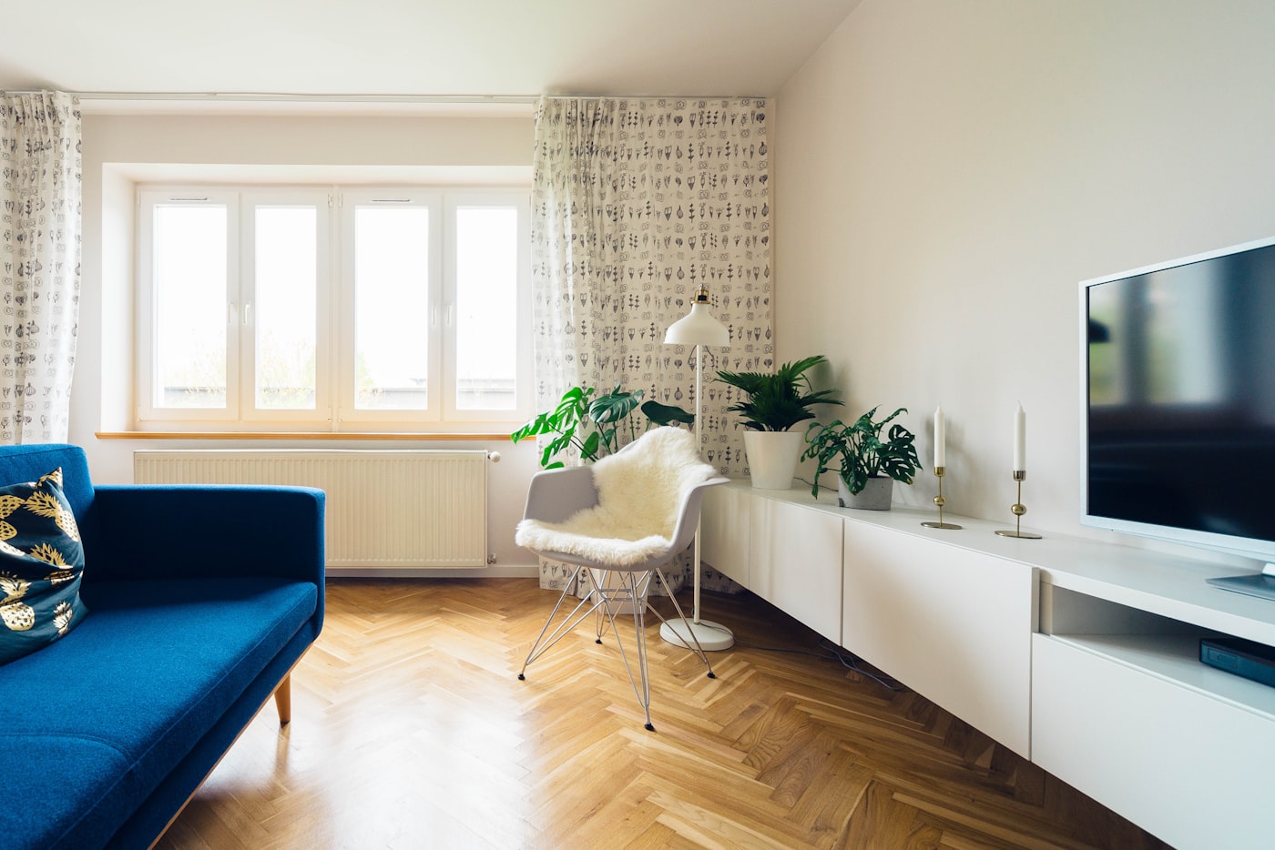 Intérieur résidentiel lumineux, illustrant un logement adapté au grand âge